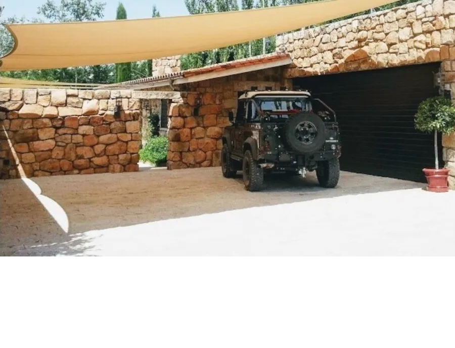 Shaded Landrover in Madrid.webp width=900 height=688